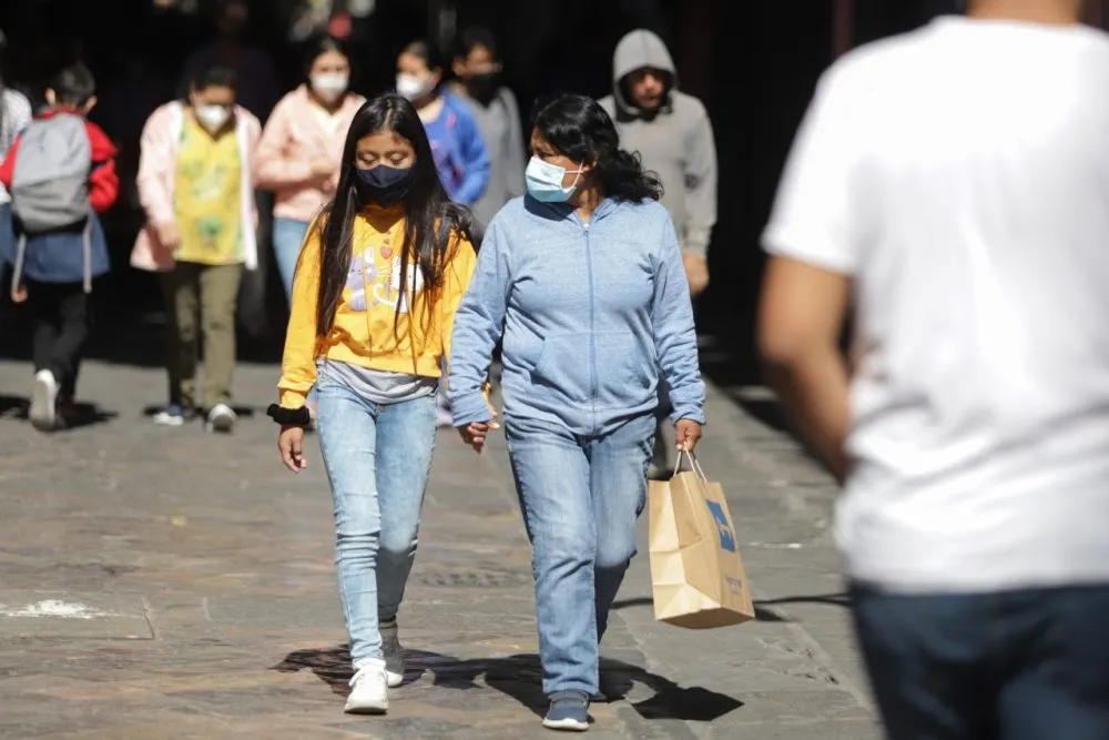 Mujeres caminando compras
