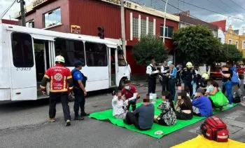 Choque entre patrulla estatal y ruta 4, en la 16 de Septiembre y 19 Poniente, dejó 15 heridos