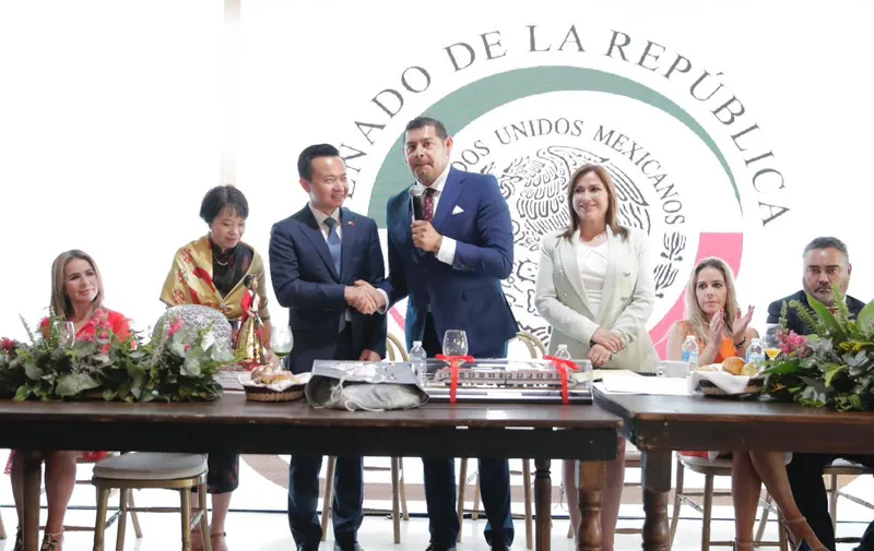 Reunión entre Alejandro Armenta y Zhang Run