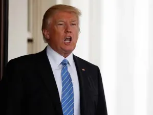 Trump compara a los demócratas con las “noticias falsas”