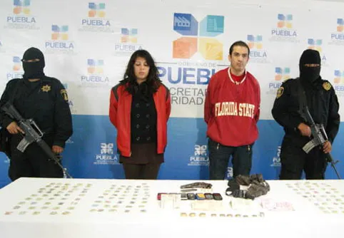 Policía estatal aseguran a narcomenudista y a su acompañante, portaban 175 dosis de cocaína y un arm