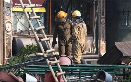 Mueren 17 personas en incendio en hotel de Nueva Delhi