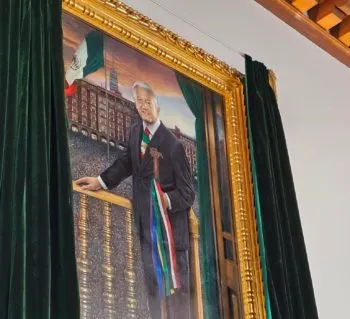 López Obrador revela su retrato oficial de presidente en los pasillos de Palacio Nacional 