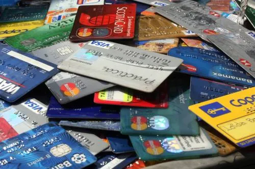Exhortan a evitar el uso de las tarjetas de crédito para comestibles y misceláneos