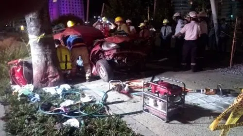 Mueren dos hombres prensados tras estrellar su auto contra un árbol en la vía Atlixcáyotl