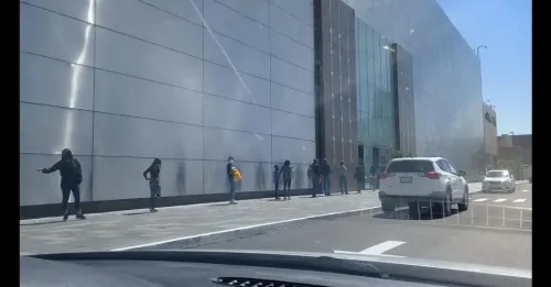 Poblanos hacen largas filas para entrar a Palacio de Hierro