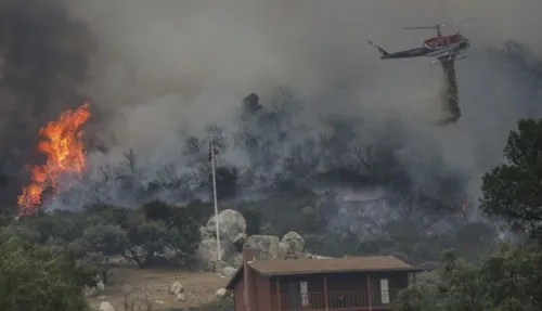 Helicópteros evacúan a 200 personas en California por voraz incendio forestal