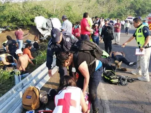 Hay 84 migrantes hospitalizados tras volcadura de camión