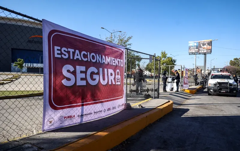 Patrullas vigilan el estacionamiento del Estadio Cuauhtémoc que ahora es gratis. credit: EsImagen