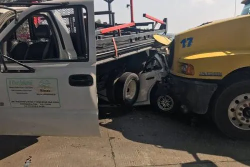 Tráiler se queda sin frenos en la México-Puebla y aplasta a pointer; sale ileso conductor