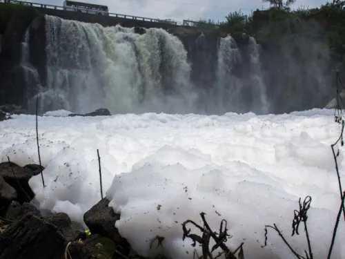 Joven se distrae al tomar fotos y cae a cascada de 40 metros