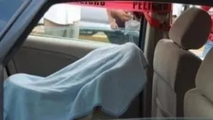 Madre olvida a menor en auto por 10 horas y muere de insolación