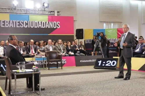 Con un formato “acartonado”, Cárdenas y Jiménez presentan propuestas en Debate Ciudadano