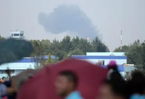 Captan momento en que avión cae en Feria Aeroespacial