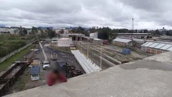 Sujeto amenazó con arrojarse de un puente en la Vía Corta a Santa Ana; autoridades logran persuadirlo