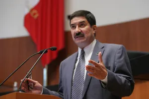 Alguien debió decirle al senador Javier Corral que Ana