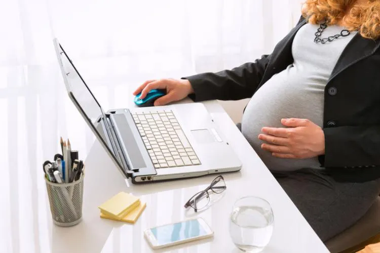 Proponen tipificar como “violencia laboral” en casos de maternidad o paternidad
