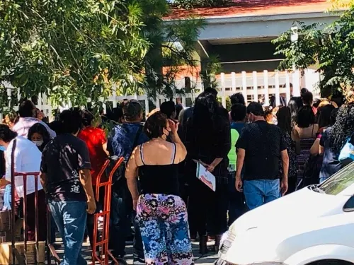 Sin sana distancia, padres salen para cambiar a sus hijos de escuela