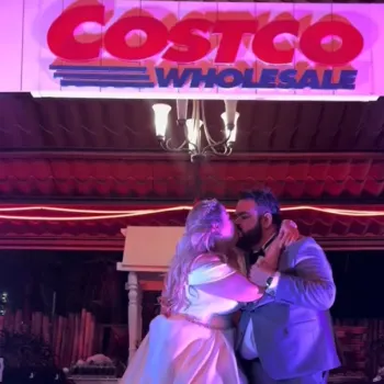 Pareja celebra su boda al estilo Costco