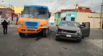 Choque entre colectivo y camioneta de lujo deja 10 personas lesionadas