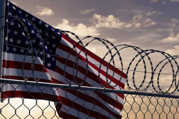 Estados Unidos reporta 111 mil deportaciones en 2025; Trump apunta al millón