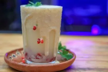 “El Nahual” lanza curado de chile en nogada, la bebida que rinde homenaje al platillo poblano