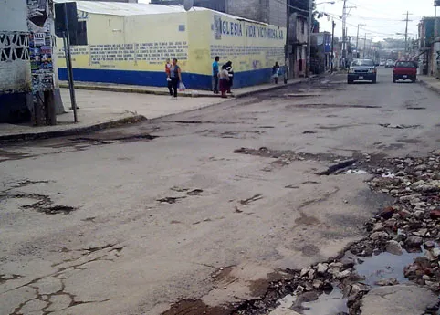 Lleno de baches está el camino a Tlaltepango