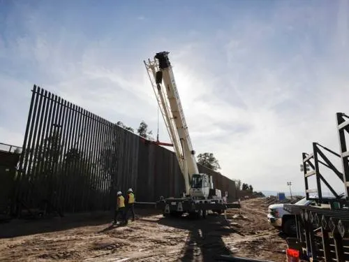 Agrada a Trump propuesta de pagar muro con dinero de ‘El Chapo’