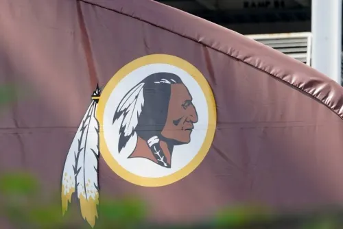 Dueño de Redskins promete cambios tras denuncias de acoso en el equipo