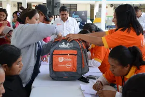 Reciben cientos de cholultecas mochilas y útiles escolares gratuitos