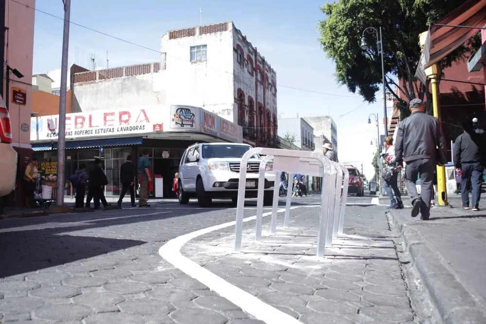 En la 4 poniente y 5 norte se encuentra un estacionamieto para bicicletas, el cuál a causado inconformidad por la reducción de carriles.