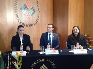 Juan Pablo Piña platica con alumnos de la Anáhuac, Puebla