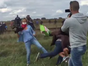 Despiden a camarógrafa húngara que pateó a migrantes
