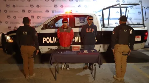 Policía municipal de Puebla detuvo a dos hombres en posesión de 50 dosis, de aparente droga