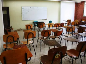Profesor castiga y olvida a estudiante, ahora esta detenido por privación de libertad