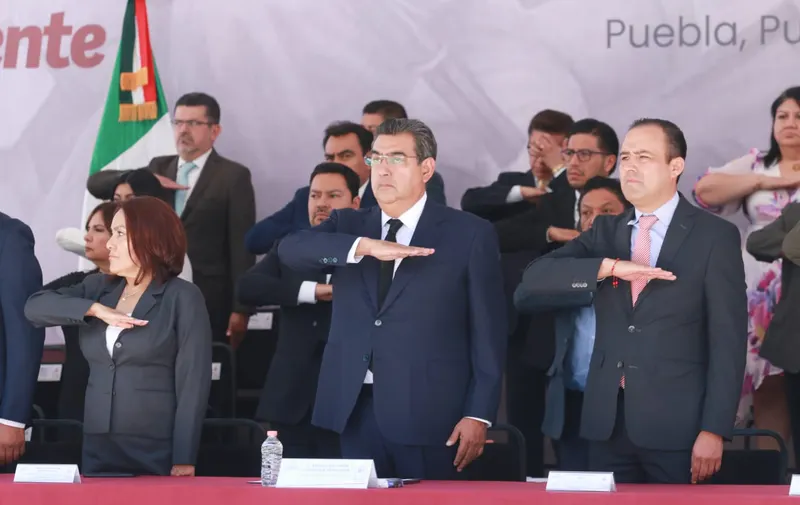 Las políticas públicas impulsadas por el gobierno de Sergio Salomón en favor de las futuras generaciones, son una manera de honrar el legado del presidente Benito Juárez García, sostuvo el director general del Instituto Politécnico Nacional (IPN), Arturo Reyes Sandoval, al fungir como orador oficial en la ceremonia conmemorativa al 151 aniversario luctuoso del ex presidente de México. En este acto, encabezado por el titular del Ejecutivo estatal, el académico llamó a la sociedad a renovar constantemente la memoria del Benemérito de las Américas de manera conjunta con las autoridades y las instituciones académicas. Reyes Sandoval destacó la doctrina internacionalista impulsada por Benito Juárez, la cual, manifestó, está contenida en los principios de solidaridad, fraternidad, cultura de la paz y austeridad. En este marco, el gobernador Sergio Salomón colocó una ofrenda floral en el monumento erigido en memoria al Benemérito de las Américas. A la ceremonia asistieron el presidente de la Junta de Gobierno y Coordinación Política del Congreso del Estado, Eduardo Castillo López; la presidenta del Tribunal Superior de Justicia, Margarita Gayosso Ponce; el Comandante de la XXV Zona Militar, José Manuel Ramírez Martínez; coordinador estatal de la Guardia Nacional, Vinicio Perea Alcaraz; el fiscal General del Estado (FGE), Gilberto Higuera Bernal; el alcalde de Puebla, Eduardo Rivera Pérez; así como integrantes del gabinete estatal.
