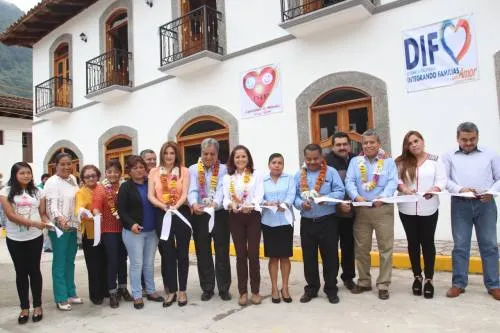 Entrega Dinorah López apoyos alimentarios a familias de Zapotitlán de Méndez