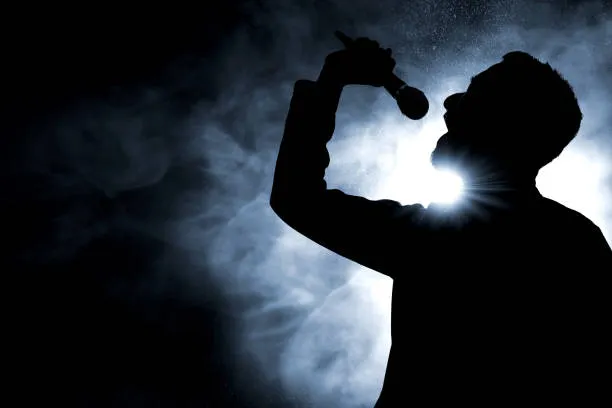Silueta de persona cantando