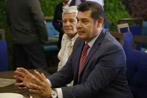 Alejandro Armenta Mier se aferra a candidatura