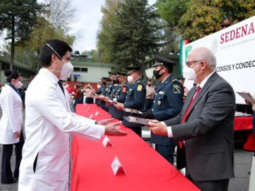 Premian a 35 profesionales de la Salud por atención a Covid
