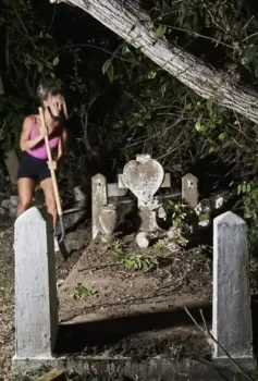 Influencer se hace viral por limpiar tumbas sin permiso