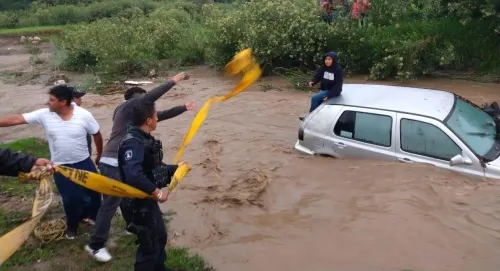 Automóvil con dos personas a bordo es arrastrado por río en Xonacatepec; SSP rescata a los pasajeros