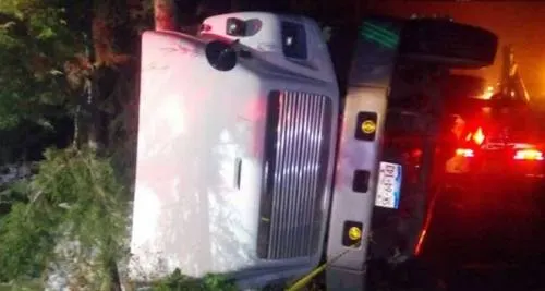Muere hombre aplastado tras volcadura en la carretera Azumbilla