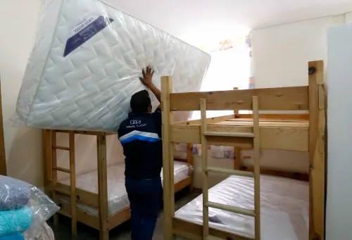 Lleva Sedif colchones nuevos a albergue indígena de Tonalapa