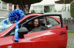 Entrega BUAP primer premio del Sorteo Compra y Gana