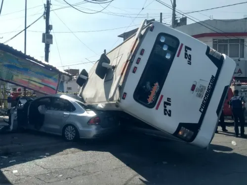 Ebrio provoca choque de unidad de transporte público en la 20 de Noviembre