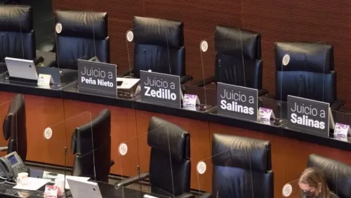 Madre de desaparecida increpa a senador que hablaba por teléfono