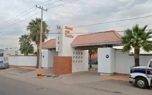 Entra con otro hombre al motel y le roba el carro
