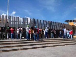 Normalistas de Ayotzinapa toman Palacio de Gobierno de Guerrero