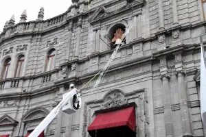 Ayuntamiento inicia colocación de adornos patrios